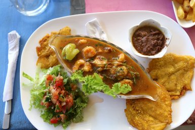 Farbenfrohes traditionelles Gericht liebevoll serviert – Costa Rica Reise mit Kindern