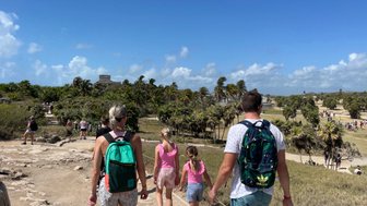 Familie mit Kindern erkundet die historischen Ruinen von Tulum – Mexiko Familienreise