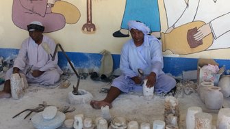 Einheimische stellen Kunstwerke aus Steinen im Tal der Könige her – Ägypten Reise mit Kindern