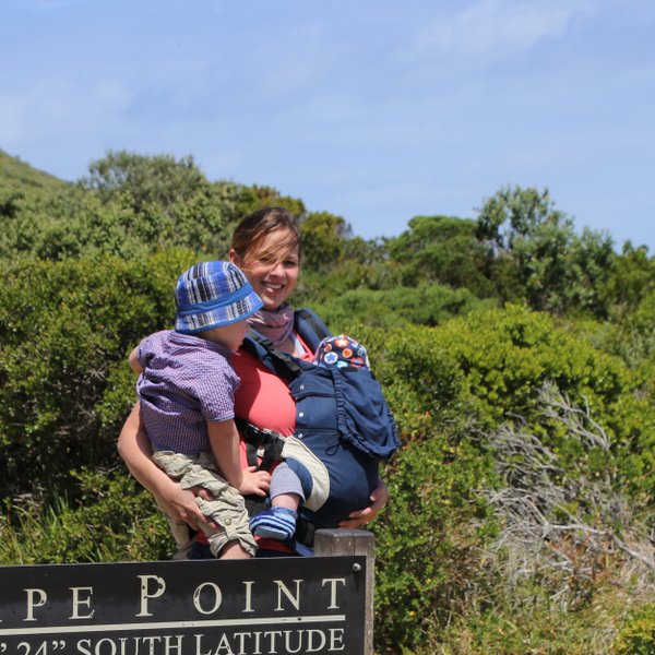 Nadja Albrecht mit ihren Kindern am Aussichtspunkt des Kaps der Guten Hoffnung – Garden Route Reise mit Kindern