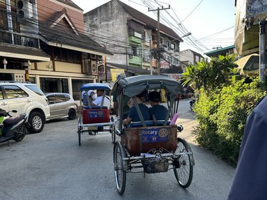 Zwei Kutschen stehen auf der Straße zur Abfahrt bereit - Thailand Familienreise