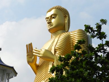Große liegende Buddhastatue im Dambulla-Höhlentempel – Sri Lanka Familienreise