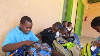 Kinder packen Rucksäcke aus - Namibia mit Jugendlichen