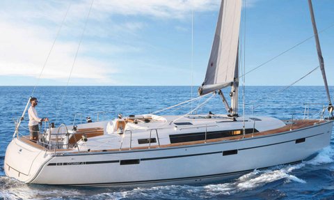 Ein Segelboot gleitet über das glitzernde Wasser, während ein Mann am Steuer steht und den Wind genießt.