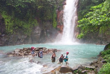 Familie auf Wanderweg zum strahlend blauen Wasserfall – Costa Rica Familienreise