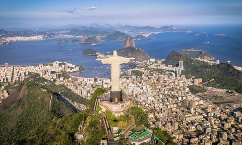 Die berühmte Christusstatue breitet ihre Arme über die Stadt Rio de Janeiro und die umliegenden Berge aus.