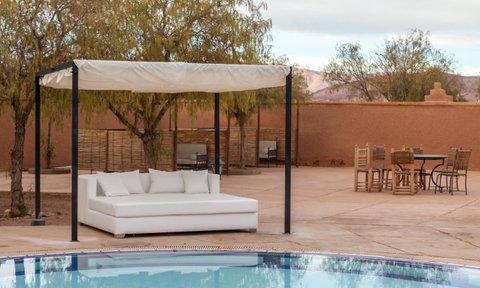 Poolbereich mit gemütlichen Sofas im Hotel Bab Rimal – Marokko Familienreise