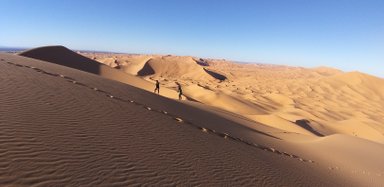 Weite Sanddünen der Sahara leuchten im Sonnenlicht – Marokko Familienreise