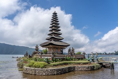 Der Pura Ulun Danu Bratan Tempel am See auf Bali – Bali Reise mit Kindern