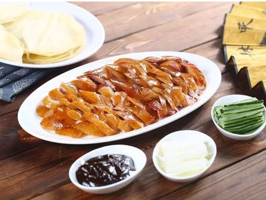 Knusprige Pekingente serviert mit Beilagen – China Familienreise