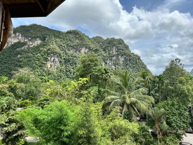 Beeindruckende Felsenformation umgeben von grüner Vegetation und tropischer Landschaft im Khao Sok Nationalpark - Thailand mit Kindern