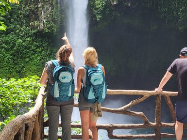 Zwei Frauen genießen den Anblick des Wasserfalls in La Fortuna – Costa Rica Familienreise