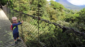 Kleines Kind auf der Hängebrücke im Mistico Arenal Hanging Bridges Park – Costa Rica mit Kindern