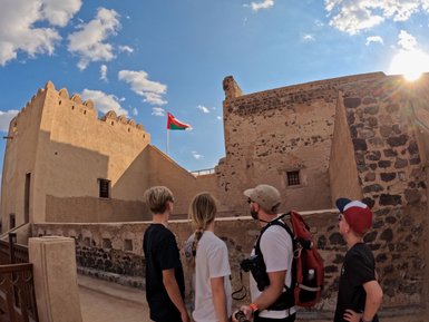 Familie spaziert am Jabrin Fort in Jabrin – Oman Reise mit Kindern