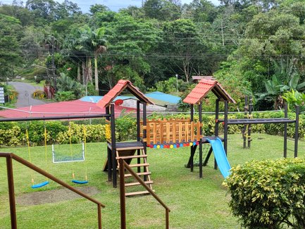 Kinder spielen auf dem Spielplatz einer ländlichen Schule – Costa Rica Familienreise