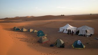 Zelten stehen auf dem Sandboden der marokkanischen Sahara – Familienreise nach Marokko