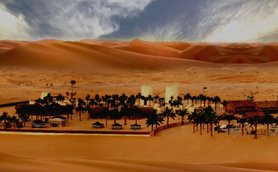 Eine Oase mit Palmen und traditionellen Gebäuden, umgeben von goldenen Sanddünen unter einem dramatischen Himmel.