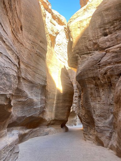 Schlucht Petra mit Sonnenlicht - Jordanien Urlaub mit Kindern