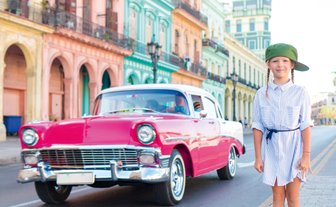 Mädchen neben Oldtimer in Havanna - Kuba mit Kindern