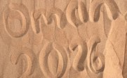 Schriftzug im Sand Oman 2026 - Familienreise in der Wüste