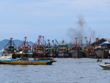 Fischerschiffe liegen im Hafen von Kota Kinabalu – Malaysia & Borneo Familienreise