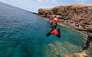Kind beim Coasteering - Madeira for family - Madeira mit Kindern