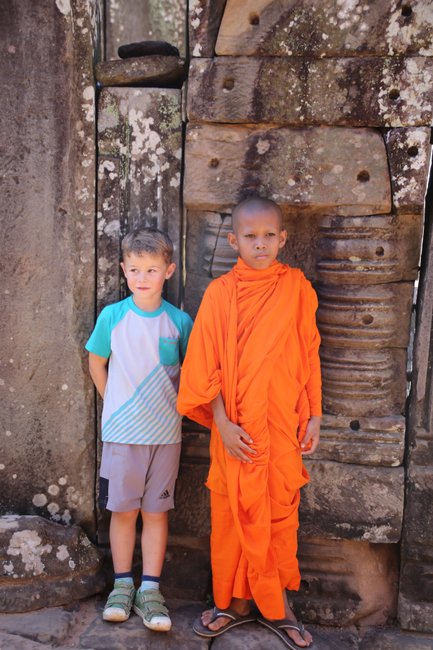Junge Begegnung mit einem Mönch in Kambodscha – Kambodscha mit Kindern