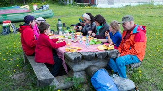 Eine Familie genießt das outdoor Mittagessen