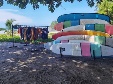 Bunte Surfbretter am Strand in Costa Rica – Costa Rica Familienreise