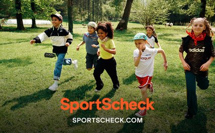 Kinder rennen in Sportkleidung von SportScheck über Wiese