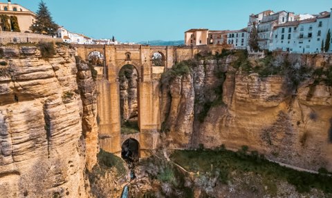 Ein beeindruckender Blick auf die Schlucht von Ronda, mit einer majestätischen Brücke, die über die Klippen führt.