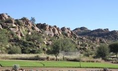 Gartenanlage Namibgrens Guest Farm - Namibia mit Jugendlichen