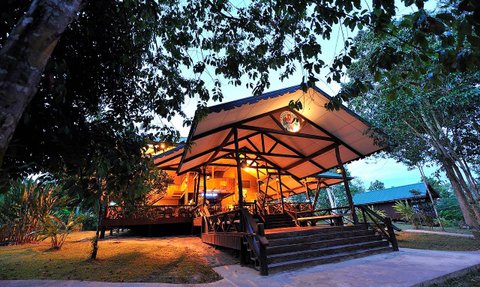 Traditionelle Holzchalets im Regenwald der Proboscis Lodge Bukit Melapi – Malaysia & Borneo mit Kindern