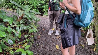 Teenager lauscht dem Guide im EcoCentro Danaus in Alajuela – Costa Rica Reise mit Kindern