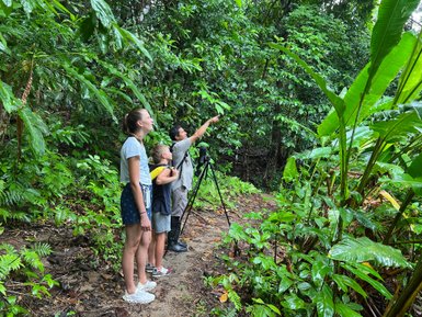 Familie wandert durch den dichten Regenwald im Nationalpark Corcovado – Costa Rica Reise mit Kindern