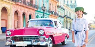Mädchen neben Oldtimer in Havanna - Kuba mit Kindern