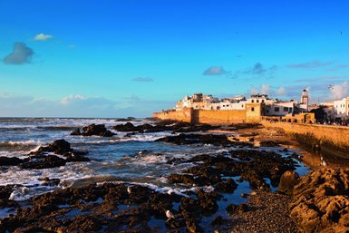 Steinfestung an der Küste von Essaouira mit Ausblick auf den Atlantik – Marokko mit Kindern