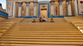 Familie erkundet gemeinsam die Atlas Film Studios in Marokko – Marokko mit Kindern