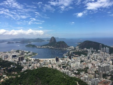 Atemberaubende Aussicht über Rio de Janeiro mit üppigen Hügeln, funkelndem Wasser und einer lebhaften Stadtlandschaft.