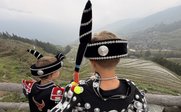 Kinder blicken auf Reisterrassen - China Familienreise