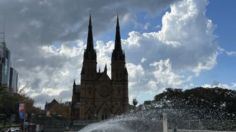 Die imposante Saint Mary’s Kathedrale mit ihren hohen Türmen erhebt sich majestätisch über einem sprudelnden Wasserbecken.