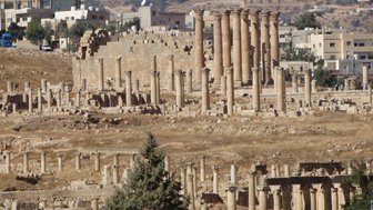 Tempelanlage aus Jerash mit Säulen - Jordanien Familienreise