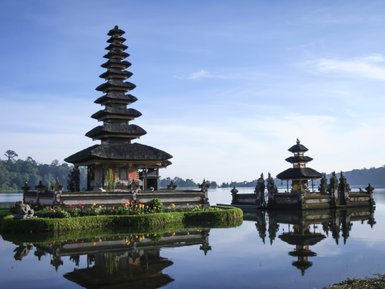Malerischer Pura Ulun Danu Tempel am Seeufer – Bali Reise mit Kindern