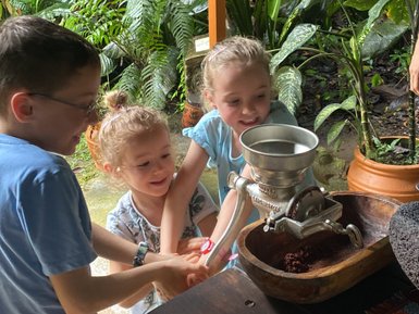 Kinder lernen die Schokoladenherstellung bei einer Tour in La Tirimbina – Costa Rica Reise mit Kindern