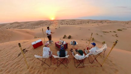 Familie genießt Picknick in der Wahiba-Wüste – Oman Reise mit Kindern