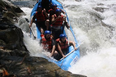 Boot steuert abenteuerlich durch tosende Wassermassen – Costa Rica Reise mit Kindern