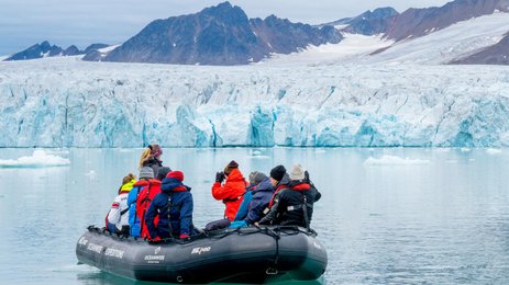 Zodiac im arktischen Eis bei Spitzbergen - Arktis Reise mit Kindern