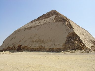 Die Knickpyramide in Dahschur Bauwerk aus der ägyptischen Antike – Ägypten Reise mit Kindern