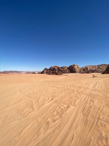 Reifenabdrücke in der Wüste Wadi Rum - Jordanien mit Kindern
