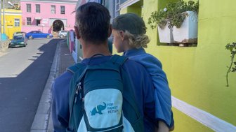 Vater und Kind erkunden die bunten Häuser im Bo-Kaap – Südafrika mit Kindern